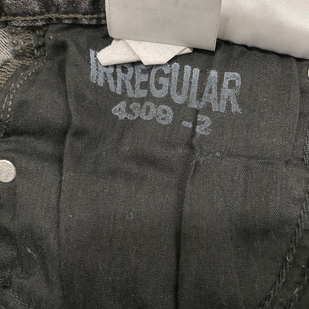 LEVI’S EXPOSED BUTTON MOM JEANS - Picture 10 of 13
